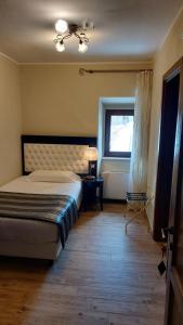 佩斯科克斯坦佐Locanda Tre Frati的一间卧室配有一张带吊扇和窗户的床。