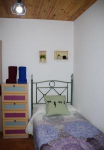 贝尔加Apartamentos loli的一间卧室配有一张床和一个梳妆台