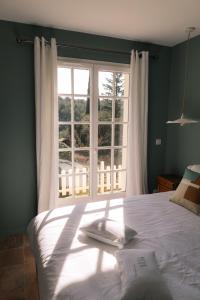 勒博塞Le Clos Serein的一间卧室设有一张床和一个大窗户