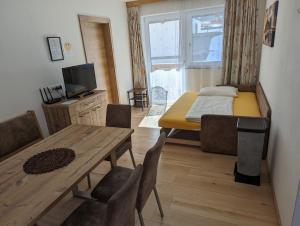 弗拉绍Appartements Gotthardt的小房间设有一张床和一张桌子
