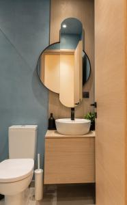 约阿尼纳MadaM Apartments - elegant, cozy, comfortable, central的一间带水槽和镜子的浴室
