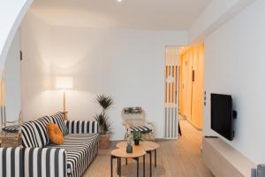 约阿尼纳MadaM Apartments - elegant, cozy, comfortable, central的带沙发和电视的客厅