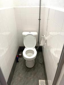 大山脚Cozy33#4pax#Wifi#NearAeonAlma#20minstobatukawan的浴室位于隔间内,设有白色卫生间。