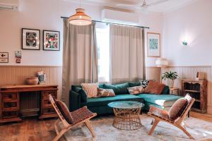 马盖特Selina Margate的客厅配有绿色沙发和椅子