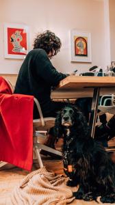 马盖特Selina Margate的和狗一起坐在桌子上的女人