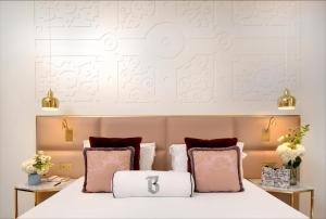 巴黎鲍曼酒店的一间卧室配有带2个枕头的床