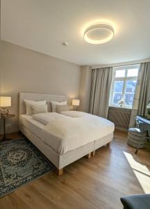 班贝格Hotel Martin am Dom的一间卧室设有一张大床和一个窗户。