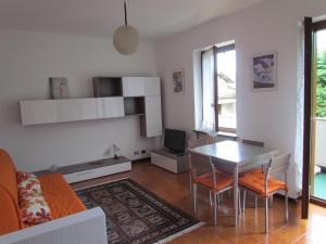 斯特雷萨Appartamento Bilocale Dante的客厅配有桌子和沙发