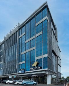 当格浪The Risman Hotel At Jakarta Airport CBC的一座大型玻璃建筑,上面有熊