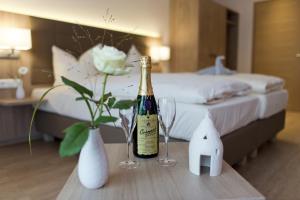 弗隆海姆克劳斯特斯特鲁贝尔酒店的卧室桌子上的一瓶香槟