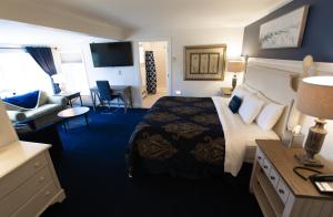 伊萨卡Inn at Taughannock Falls的酒店客房设有一张大床和一间客厅。