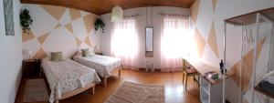 大里贝拉Mojo House的客房设有两张床和窗户。