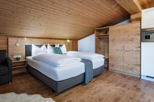 玛丽亚阿尔姆阿克提夫公寓的一间卧室设有两张床和木制天花板