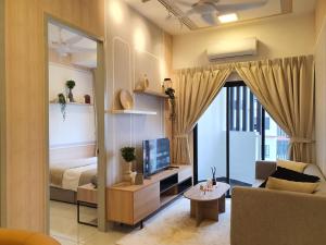 吉隆坡Cozy 2 bedrooms 4 pax Menjalara Near Desa Park City的客厅配有床、电视和沙发。