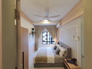 吉隆坡Cozy 2 bedrooms 4 pax Menjalara Near Desa Park City的一间卧室设有一张床和一个窗口