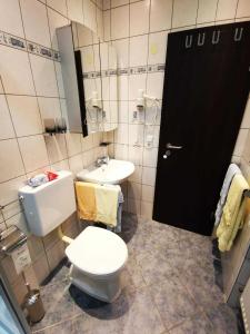 AllenbachFerienhaus Clarissa的一间带卫生间和水槽的浴室