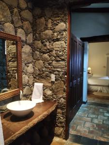 卡法亚特Finca El Recreo的石质浴室设有水槽和石墙