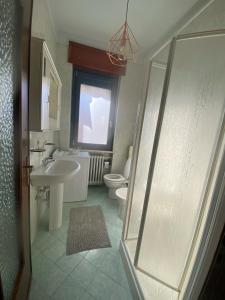 德鲁恩托Guest House MICINI的浴室配有卫生间、盥洗盆和淋浴。