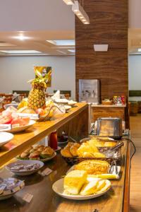 沃尔塔雷东达Dexter Hotel - Volta Redonda的包含多种不同食物的自助餐
