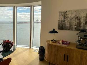 奥胡斯Amazing sea view apartment的客房设有享有水景的窗户。