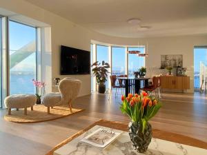 奥胡斯Amazing sea view apartment的一间享有美景的客厅,配有椅子和一张桌子