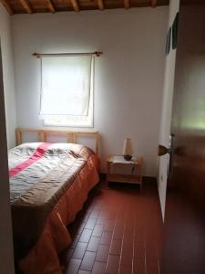 Quinta do Girassol - AL的一间小卧室,配有床和窗户