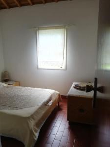 Quinta do Girassol - AL的一间小卧室,配有两张床和窗户