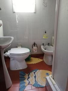 Quinta do Girassol - AL的一间带卫生间和水槽的浴室
