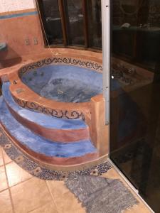 坎皮纳斯Elviajero的客房内的按摩浴缸设有楼梯