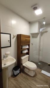 卡扬贝Apart Cayambe的浴室配有卫生间、盥洗盆和淋浴。