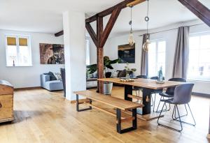 贝尔恩卡斯特尔-库斯Mosel-Loft的用餐室以及带桌椅的起居室。