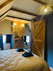 温斯霍滕Zeer sfeervol gastenverblijf in Het Molenhuisje met woonkamer en keuken的一间卧室设有一张大床和木门