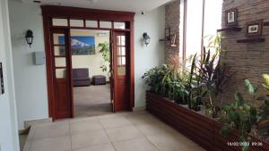 卡扬贝Apart Cayambe的通往植物客厅的门