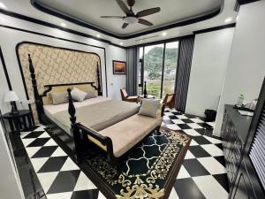 吉婆岛Quiri Hotel的卧室配有一张床,铺有黑白的格子地板。