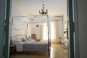 阿格里真托B & B Agrigento antica的一间卧室配有一张带天蓬的床