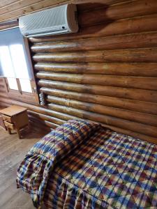 丰特-德彼德拉Camping Fuente de Piedra的一间卧室配有一张床,墙上配有加热器