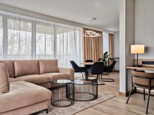 克拉科夫AC Hotel by Marriott Krakow的客厅配有沙发和桌子