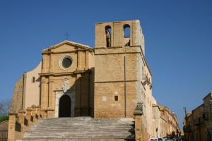 阿格里真托B & B Agrigento antica的一座有台阶的建筑,通往教堂