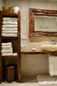 滨海托萨Can Senio 2的浴室配有盥洗盆、镜子和毛巾
