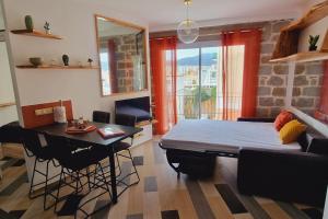 阿雅克修Magnifique appartement avec balcon vue mer à l'entrée d'Ajaccio的一间卧室配有一张床铺和一张桌子,还有一间用餐室