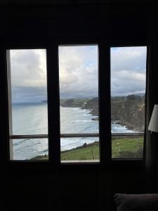 希洪拉科利纳酒店的卧室窗户享有海景。