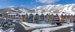 帕克城山村旅馆的雪覆盖的山地的滑雪小屋