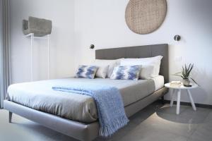 马纳罗拉Il Bordone - affittacamere a Manarola, Cinque Terre的一间卧室配有一张带蓝色和白色枕头的床