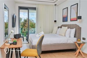 拉巴特Stayhere Rabat - Hay Riad - Sophisticated Residence的卧室配有1张床、1张桌子和1把椅子