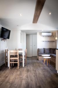 鲁西隆地区卡内amorosa mobil home的客厅配有沙发和桌子