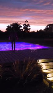 拉佩德雷拉Hjem Studios的在一个布满紫色灯的木板路上行走的人