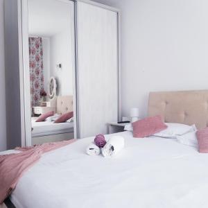 托普利察Apartament Ana的卧室配有带毛巾的大型白色床