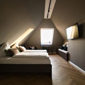 帕彭堡Landhaus Gut Halte的一间卧室设有一张大床和窗户