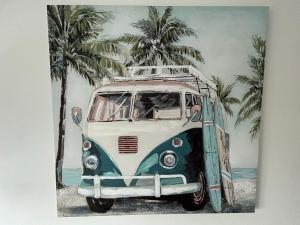 波尔顿乐法尔德Light And Spacious Highcross Apartment的棕榈树海滩上的一辆面包车的画