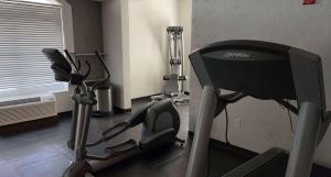 维洛海滩卡尔森乡村套房丽怡酒店 - 维罗海滩商场的一间带跑步机的健身房